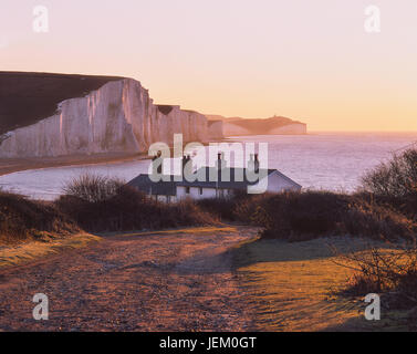 Die Sussex Coastguard Cottages mit den Seven Sisters hinter ihnen bei Sonnenaufgang, fotografiert mit einer Filmkamera und Fujichrome Velvia 50 120-mm-Film Stockfoto