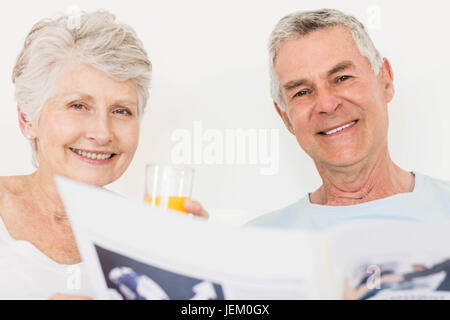 Älteres paar lesen Zeitung Stockfoto