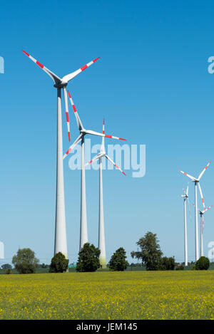 Windräder vor einem blauen Himmel in Deutschland gesehen Stockfoto