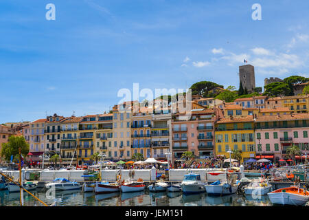 Europa, Frankreich, Alpes-Maritimes Cannes. Die Altstadt und den alten Hafen Stockfoto