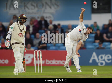 Yorkshires Tim Bresnan Schalen mit den pinkfarbenen Ball während der Specsavers County Championship Division One Match bei Headingley, Leeds. Stockfoto