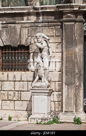 Julisch Venetien Italien Palazzo Pisani erbaute XVII Jahrhundert jetzt Wintergarten Platz. Die Skulptur vor dem Palast, der den zwölften vertreten ihre Stockfoto