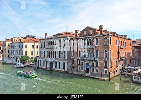 Julisch Venetien Italia. Blick über den Canal Grande mit Blick auf drei historische Paläste, von rechts nach links, Palazzo Brandolini Rota XVII Jahrhundert, Pal Stockfoto