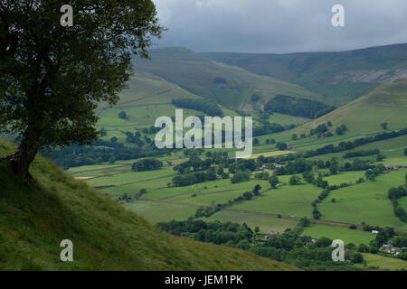 Freuen uns über Vale Edale Kinder Scout und Bahn Linie aus Backtor Winkel, Peak District, UK Stockfoto