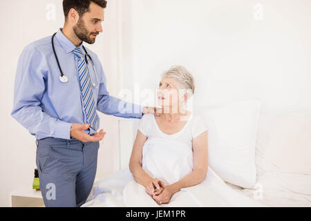 Schöne Heimat Krankenschwester im Gespräch mit älteren Frau Stockfoto