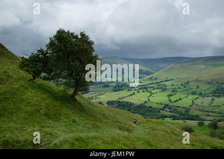 Freuen uns über Vale Edale Kinder Scout und Bahn Linie aus Backtor Winkel, Peak District, UK Stockfoto