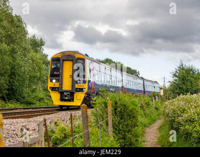 South West Trains elektrifizierten Passagierzug zum Bahnhof Bristol Temple Meads betrachtet Rennstrecke in der Nähe von Redbridge, Southampton, Hants, Großbritannien Stockfoto