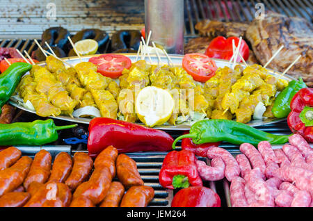 Rohe gewürzten Hähnchen-Fleisch-Spieße, Toulouse Würste, Rohwurst, Blutwürste und rohe Schweinerippchen. RAW trafen sich zum Grillen Stockfoto