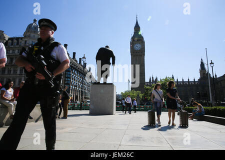 Statue von Winston Churchill in Parliament Square unter klar blauer Himmel an einem warmen und sonnigen Tag in der Hauptstadt.  Mitwirkende: Atmosphäre wo: London, Vereinigtes Königreich bei: 26. Mai 2017 Stockfoto