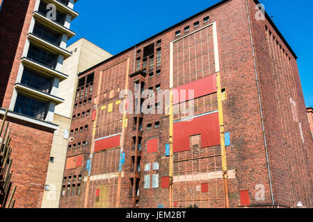 Bunte Fassade der alten, verlassenen industriellen ruinieren. abgedichtete Fenster, Türen. Stockfoto