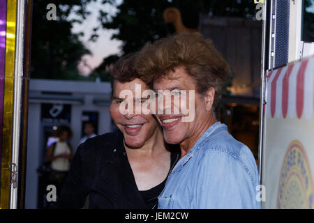 Paris, Frankreich. 23. Juni 2017. Grichka und Igor Bogdanoff besuchen Sie 2017 Fête des Tuileries, am 23. Juni 2017 in Paris, Frankreich. Bildnachweis: Bernard Menigaul Stockfoto