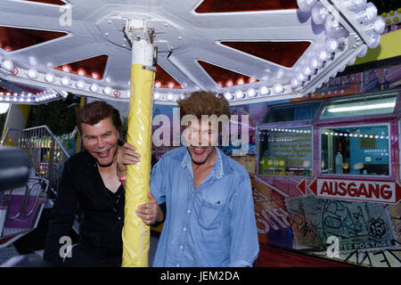 Paris, Frankreich. 23. Juni 2017. Grichka und Igor Bogdanoff besuchen Sie 2017 Fête des Tuileries, am 23. Juni 2017 in Paris, Frankreich. Bildnachweis: Bernard Menigaul Stockfoto