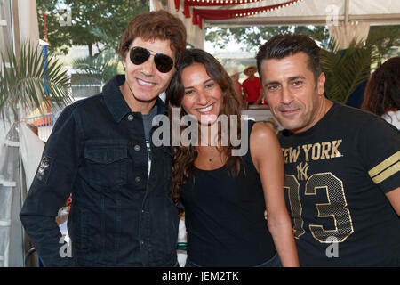 Paris, Frankreich. 23. Juni 2017. Jean Luc Lahaye, seine Tochter Margaux Lahaye und Albert Kassabi (Bébert aus Forbans) besuchen 2017 Fête des Tuileries, Stockfoto