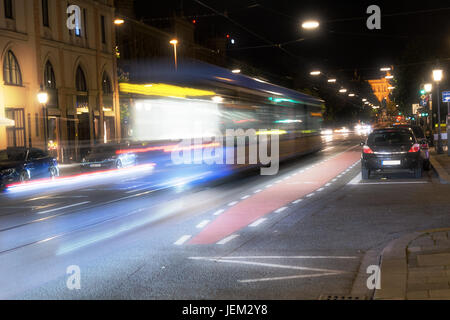 München, Deutschland - 16. Mai 2016: Nacht im Stadtzentrum von München. Bewegung verwischt Straßenbahn und Autoverkehr. Stockfoto