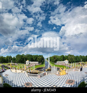 PETERHOF, Russland - 13. Juli 2016: Blick vom großen Peterhofer Palast auf unteren Park mit Springbrunnen, goldene Statuen und Kanal. Stockfoto