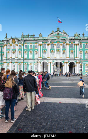 ST. PETERSBURG, Russland - 12. Juli 2016: Touristen Stand in der Warteschlange lange Stunden in der Eremitage, St. Petersburg, Russland Stockfoto