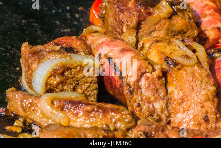 Das Fleisch wird in einem Kessel gekocht. Stockfoto