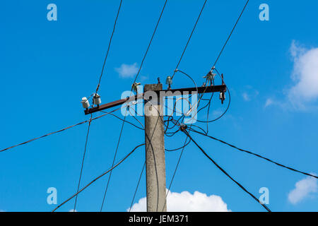Veraltete Stromnetz am blauen Himmel Stockfoto