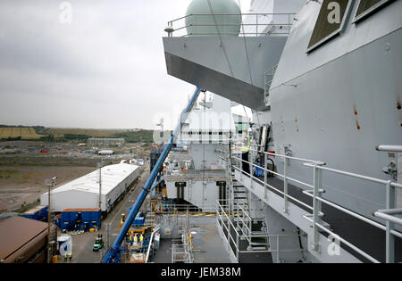 Ein Blick entlang der Steuerbordseite des neuen Flugzeugträger der Royal Navy HMS Queen Elizabeth in Rosyth Dockyard in Dunfermline. Stockfoto