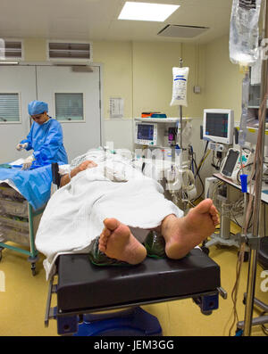 Ein Patient liegt auf einem Wagen in Narkose Vorzimmer des Krankenhaus-OP-Saal. Stockfoto