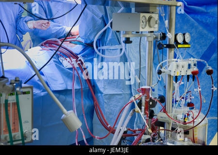 Eine Herz-Lungen-Bypass oder Herz - Lungen Maschine, hat das Herz & Lunge Funktionen des Patienten mit Coronary Artery Bypass Graft Chirurgie übernommen. Stockfoto