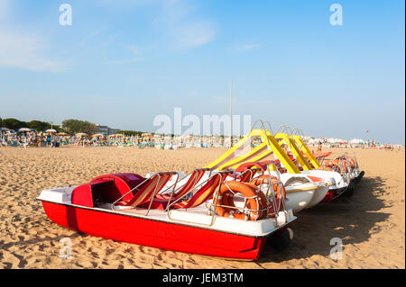 Bunte Reihe von Pedalo geparkt am Strand Stockfoto