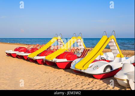 Bunte Reihe von Pedalo geparkt am Strand Stockfoto