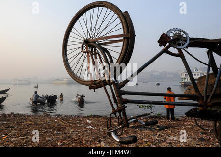 Fähre Schiff terminal Sadarghat am Fluss Buriganga Menschen waschen im Fluss Kühe Bangladesch Dhaka / BANGLADESCH Dhaka, Faehrschiff Terminal Sadarghat, Menschen Viskoseteile Kuehe Im Buriganga Fluss Stockfoto