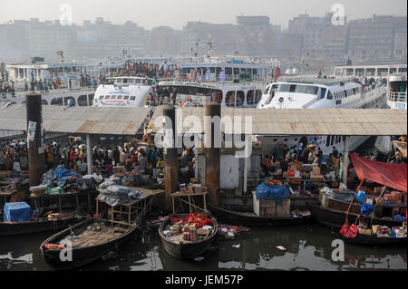 Bangladesch Dhaka, Fähre Schiff terminal Sadarghat am Fluss Buriganga / BANGLADESCH Dhaka, Faehrschiff Terminal Sadarghat am Buriganga Fluss Stockfoto