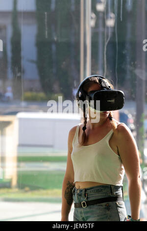 Menschen Sie VR Prüfgeräte während Sonar erweiterte Musik und Kunst in Barcelona. Stockfoto