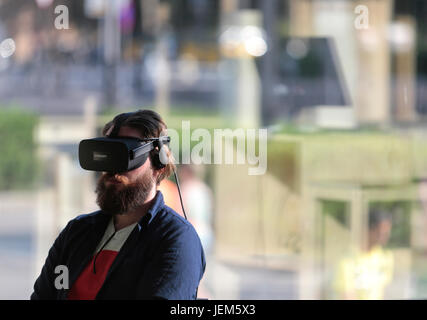 Menschen Sie VR Prüfgeräte während Sonar erweiterte Musik und Kunst in Barcelona. Stockfoto