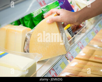 Hand des Wählens Käse aus dem Kühlschrank im Supermarkt Stockfoto