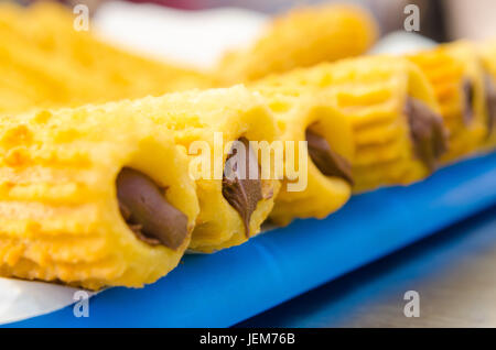 Köstliche Schokolade gefüllte Churros essfertig Stockfoto