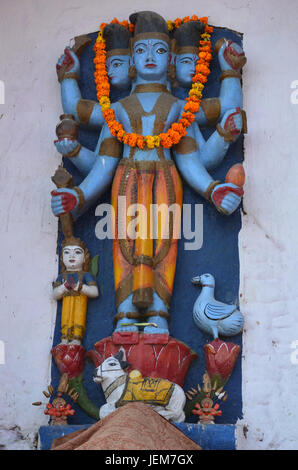 Vishnu blaue Statue der Hindu-Gottheit in Varanasi, Indien Stockfoto