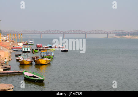 Boote, die gefesselt in den Ganges in Varanasi, Indien Stockfoto