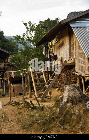 Dorf und die Berge in der Nähe von Muang Sing, Laos Stockfoto