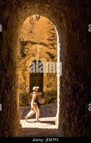 Seitenstraße und Tor von Saint-Guilhem-le-Désert gekennzeichnet Les Plus Beaux Dörfer de France. Herault. Frankreich Stockfoto