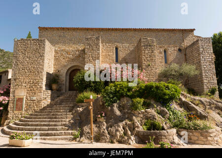 Alte Kirche Saint Laurent von Saint-Guilhem-le-Désert gekennzeichnet Les Plus Beaux Dörfer de France. Herault. Frankreich Stockfoto