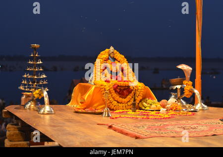 Detail des Gangotri Seva Samiti bei Aarti Zeremonie in den Ganges in Varanasi, Indien Stockfoto