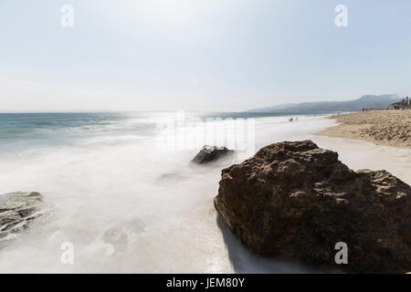 Nach Westen Strand Felsen und Wellen mit Motion blur am Point Dume in Malibu, Kalifornien. Stockfoto