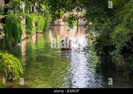 Suzhou, China - 8. August 2011: Blick auf einen Kanal im Tiger Hill Park. Dieser Park ist ein beliebtes Touristenziel und ist bekannt für seine natürliche Schönheit Stockfoto