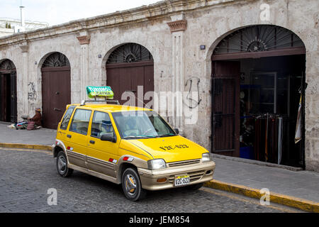 Gelbes Taxi in Arequipa Stockfoto