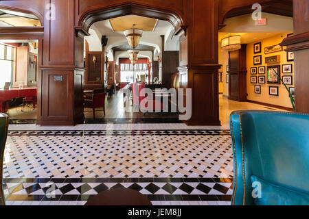 Die Lobby des Inneren des renovierten historischen Skirvin Hilton Hotels zeigt den Eingang an der Piano-Bar. Oklahoma City, Oklahoma, USA. Stockfoto
