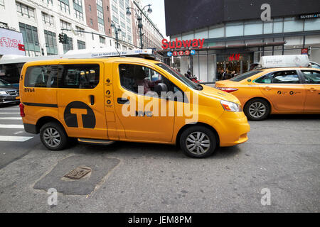 Nissan NV200 gelben Taxi New York City USA Stockfoto