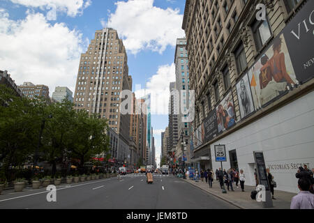 6th Avenue, am Herald Square New York City USA nachschlagen Stockfoto