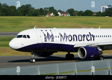 Monarch Airlines Airbus A320 für Rollen nehmen Sie am Flughafen Birmingham, UK (G-ZBAH) Stockfoto