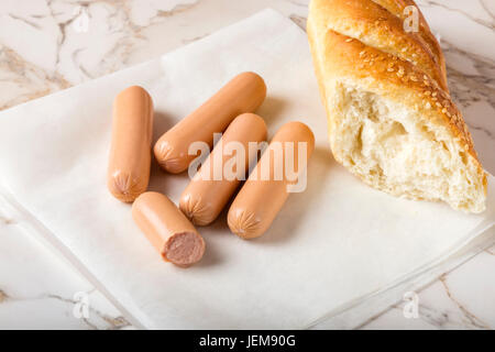 Würstchen (Frankfurter) auf rustikalen Tisch mit Brot Stockfoto