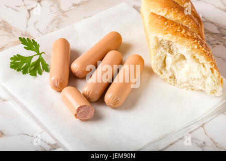 Würstchen (Frankfurter) auf rustikalen Tisch mit Brot Stockfoto