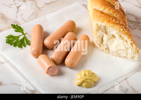 Würstchen (Frankfurter) auf rustikalen Tisch mit Brot und Senf Stockfoto