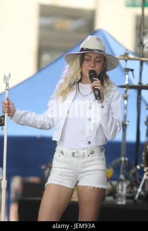 Miley Cyrus führt auf NBC "Today" Show im Rahmen der Konzertreihe Citi Featuring: Miley Cyrus Where: New York City, New York, USA bei: 26. Mai 2017 Stockfoto